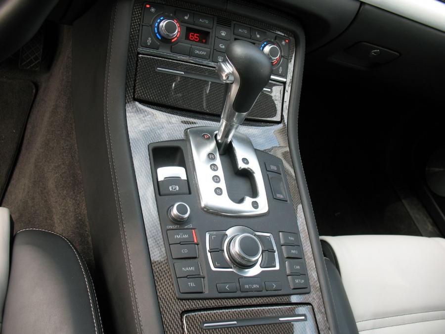 Детали интерьера Audi S8 (D3) 2008 года  (NA) (фото 16 из 62)